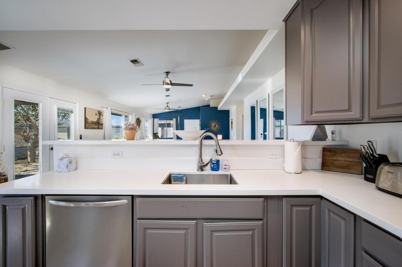 Sapphire Haven + Casita! Pool + Spa + Movie Theatre + 10 Min To Monument! Joshua Tree Exterior foto